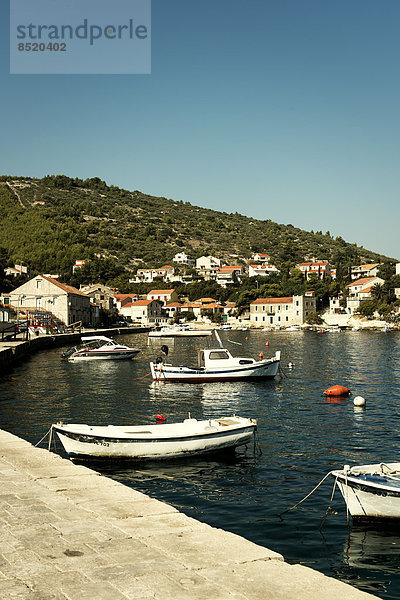 Kroatien  Korcula  Kleiner Hafen mit Fischerbooten