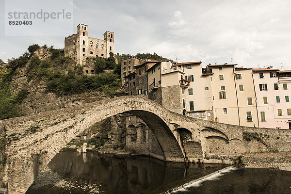 Italien  Ligurien  Dolceaqua  Schloss Castello dei doria und Brücke