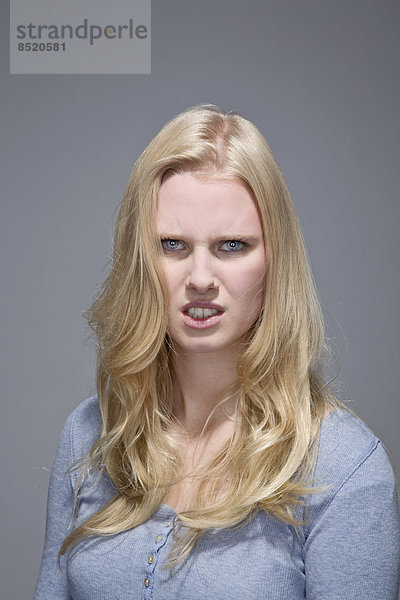 Porträt einer wütenden jungen Frau