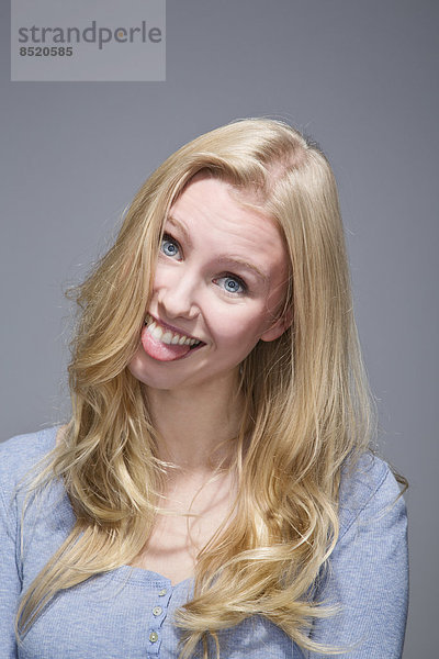 Bildnis einer jungen Frau mit ausgestreckter Zunge