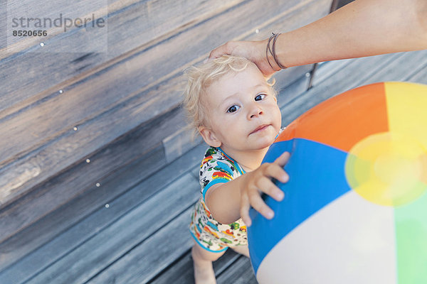 Porträt des kleinen Jungen mit Strandball