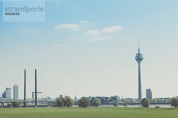 Deutschland  Nordrhein-Westfalen  Düsseldorf  Skyline mit Rhein-Knie-Brücke und Tß-Turm