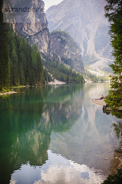 Italien  Trentino-Südtirol  Südtirol  Pustertal  Wasserspiegelung am Pragser See