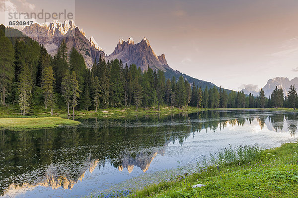 Italien  Dolomiten  Berge und See in der Abenddämmerung