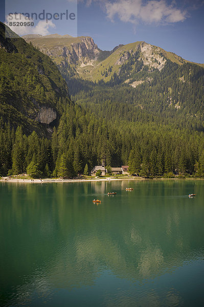 Italien  Trentino-Südtirol  Südtirol  Pustertal  ßBlick auf den Pragser See