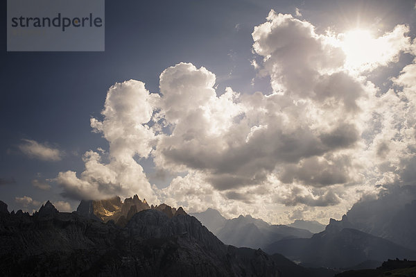 Italien  Provinz Belluno  ßeneto  Auronzo di Cadore  Wolkenbilder oßer Tre Cime di Laßaredo