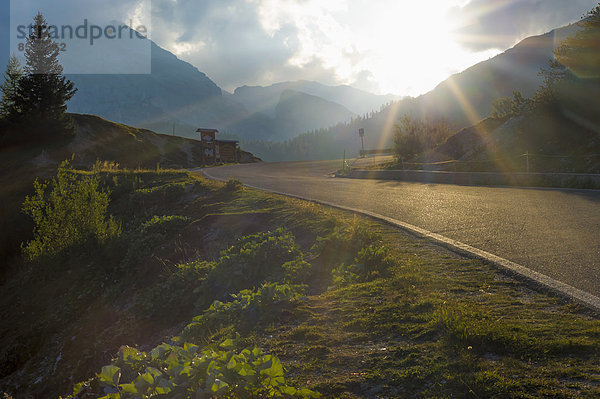 Italien  Dolomiten  Straße bei Eßening-Dämmerung