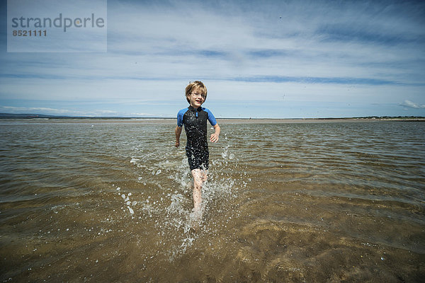 UK  Schottland  Burghead Bay  Junge im Wasser laufend
