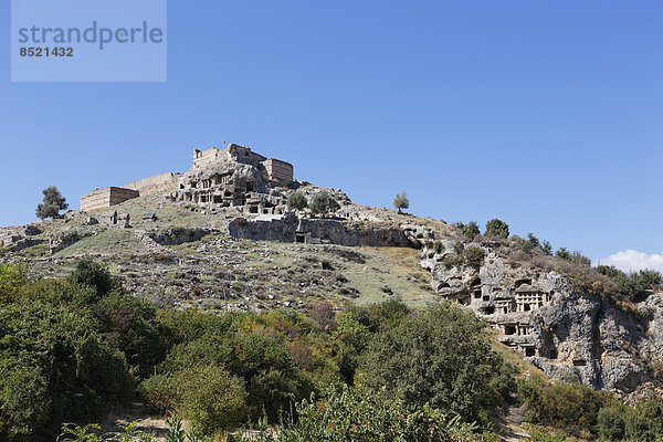 Türkei  Lykien  Antike Stadt Tlos  Akropolis mit Festung und lykischen Felsengräbern