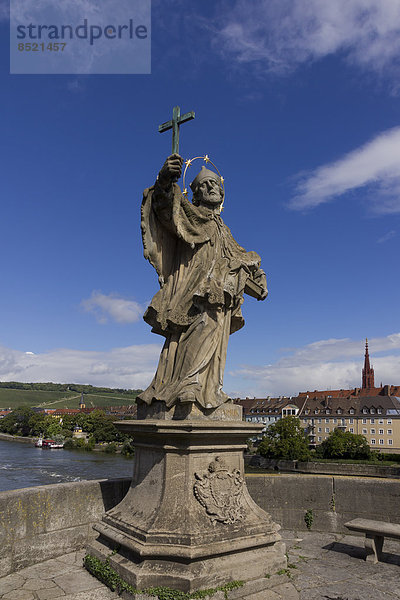 Deutschland  Baßaria  Würzburg  Alte Hauptbrücke  Statue des Heiligen Nepomuk