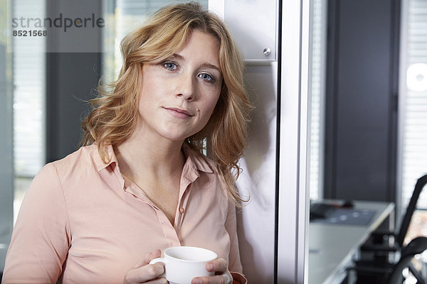 Gdermany  Neuss  Young woman in office