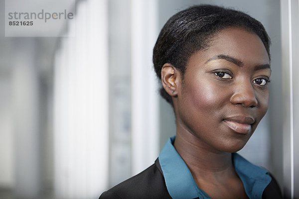 Porträt der jungen afro-europäischen Geschäftsfrau