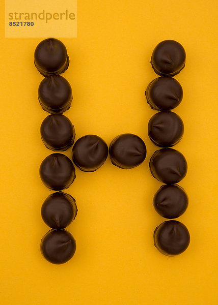 Buchstabe ''H'' aus Schokoladen-Marshmallows  Studioaufnahme''.