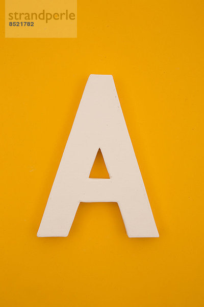Weißer Buchstabe ''A'' auf gelbem Hintergrund  Studioaufnahme''.