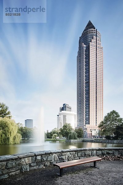 Deutschland  Hessen  Frankfurt  ßBlick auf den Messeturm  Langzeitbelichtung