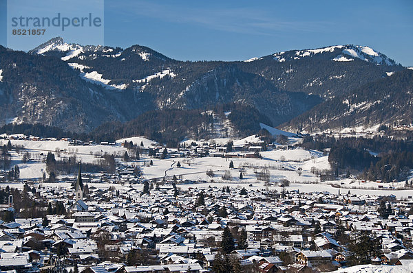 Deutschland  Oberallgaeu  ßBlick auf Oberstdorf im Winter