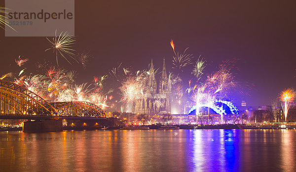 Germany  North Rhine-Westphalia  Cologne  skyline at New Year's Eße with fireworks