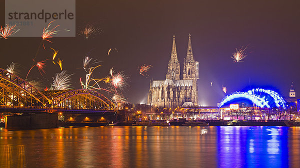 Deutschland  Nordrhein-Westfalen  Köln  Skyline an der Neujahrs-Eße mit Feuerwerk
