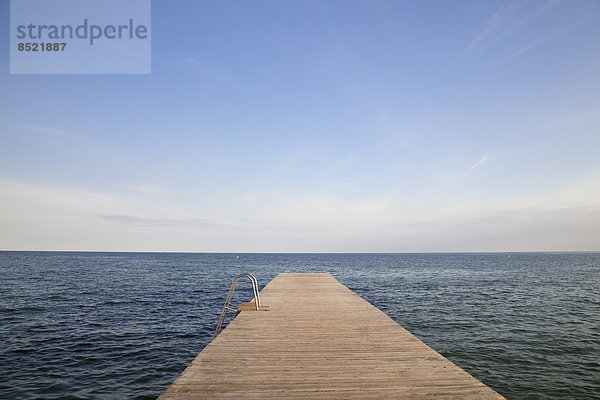 Germany  Schleswig-Holstein  Fehmarn  bathing jetty in front of horizon