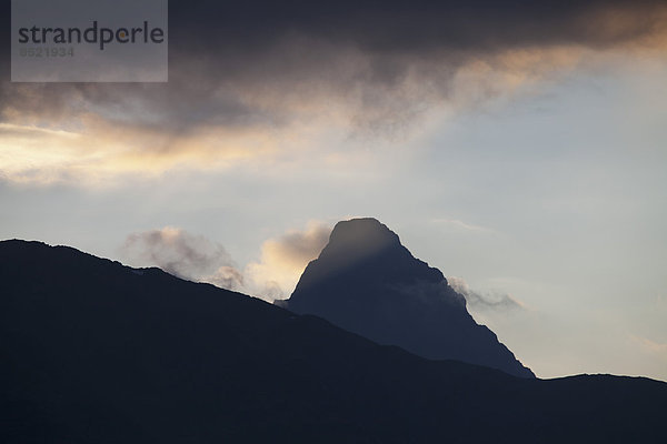 Schweiz  Graubünden  Berninapass gegen Morgenlicht