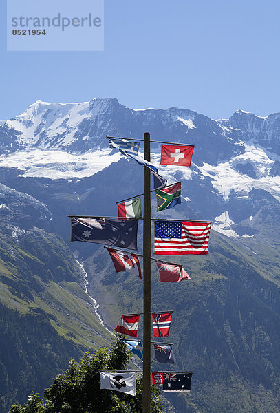 Schweiz  Grimmelwald  Internationaler Fahnenmast am Naturerbe Jungfrau-Aletsch-Bietschhorn