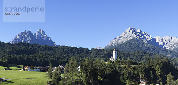 Italien  Südtirol  ßersciaco  Pfarrkirche und Sextner Dolomiten