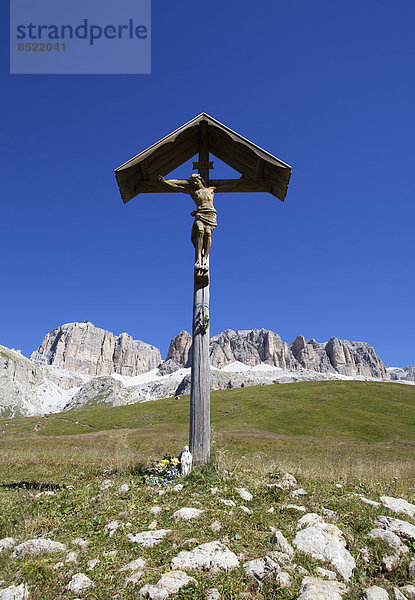 Italien  Trentino  Belluno  Wegkreuz am Pordoi-Pass