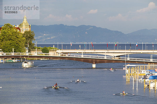 Passagierschiff und Ruderboote auf dem Rhein  hinten Obersee und Pfänder  Konstanz  Baden-Württemberg  Deutschland