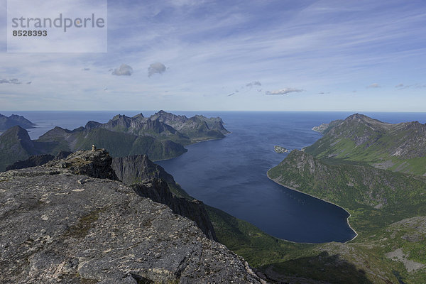 Ausblick vom Keipen  936m  hinten der Fischerort Husøy  Insel Senja  Troms  Norwegen