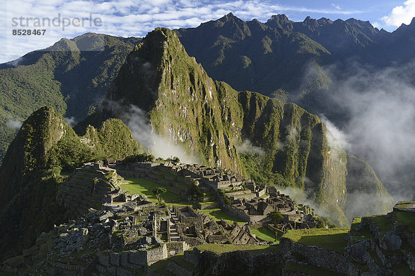 Inka-Ruinenstadt Machu Picchu im Morgenlicht  UNESCO-Weltkulturerbe  Urubamba-Tal  Anden  Peru