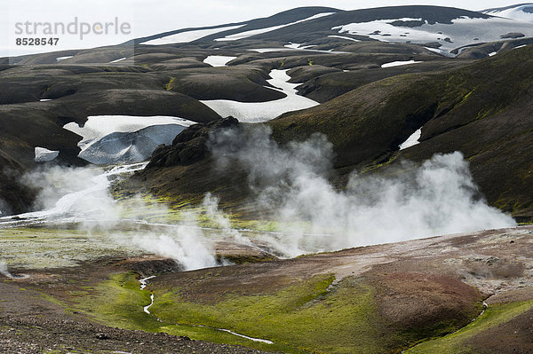 Heiße Quellen  Dampf  Schneereste  Geothermalgebiet Stórihver  Trekkingweg Laugavegur  Landmannalaugar  Hochland  Suðurland  Island
