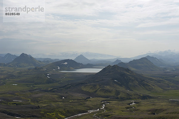 Weite Berglandschaft am See Álftavatn  Trekkingweg Laugavegur  Hochland  Suðurland  Island