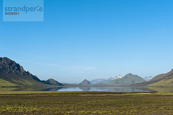 Weite Berglandschaft am See Álftavatn  Trekkingweg Laugavegur  Hochland  Suðurland  Island