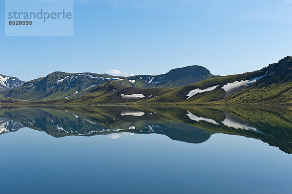 Spiegelung  stiller See  Schneereste  weite Berglandschaft am See Álftavatn  Trekkingweg Laugavegur  Hochland  Suðurland  Island