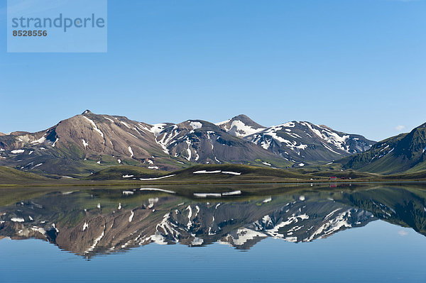 Spiegelung  stiller See  Schneereste  weite Berglandschaft am See Álftavatn  Trekkingweg Laugavegur  Hochland  Suðurland  Island