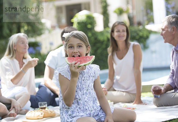 Mädchen essen Wassermelone beim Picknick