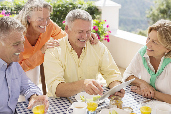 Ältere Paare mit digitalem Tablett