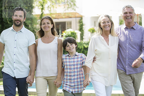 Familie beim gemeinsamen Spaziergang im Freien