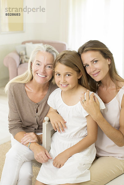 Mehrgenerationen-Frauen lächeln im Schlafzimmer