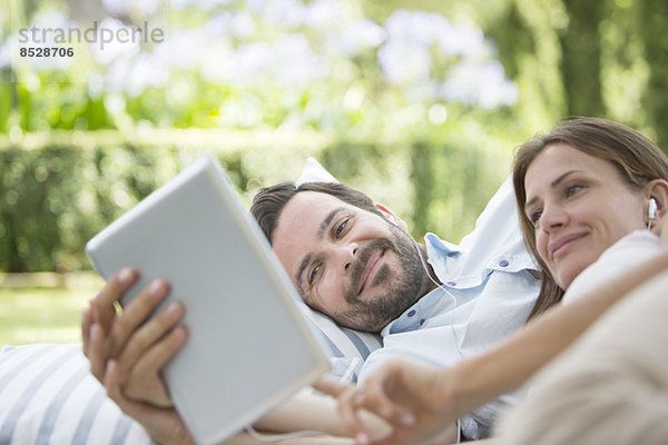 Paar mit digitalem Tablett im Freien