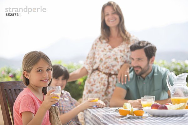 Familie beim gemeinsamen Essen auf der Terrasse