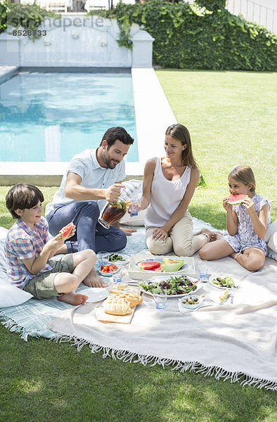 Familie genießt Picknick im Garten