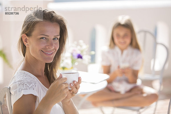 Frau genießt eine Tasse Kaffee im Freien