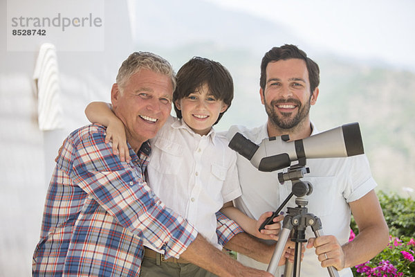 Mehrgenerationen-Männer mit Teleskop im Freien