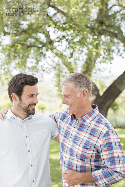 Vater und Sohn umarmen sich im Freien