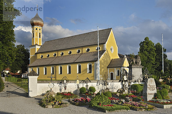 Klosterkirche St. Martin oder Martinsmünster und Friedhof  Fischbachau  Bayern  Deutschland