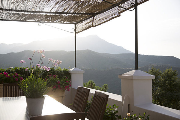 Tisch und Stühle auf dem Balkon mit Blick auf die Berge