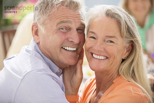 Seniorenpaar lächelt im Freien