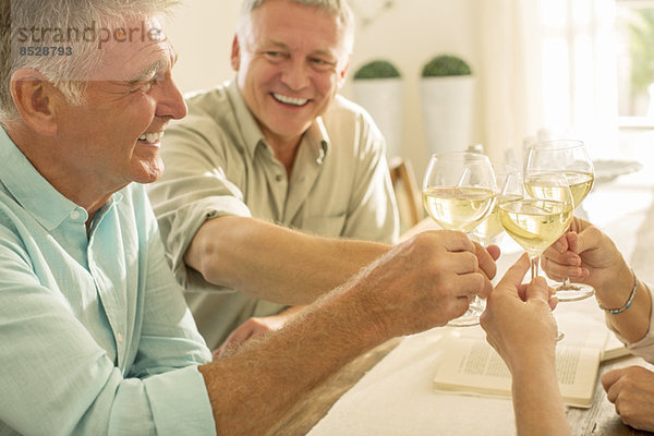 Senior Freunde toasten Weingläser