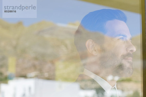 Geschäftsmann mit Blick aus dem Fenster